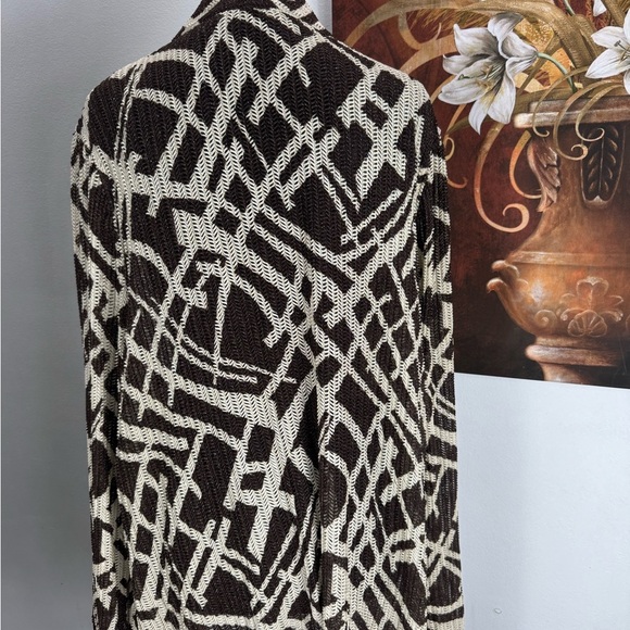 Maggie Barnes Chic Black and White Geometric Cardigan - Picture 6 of 8